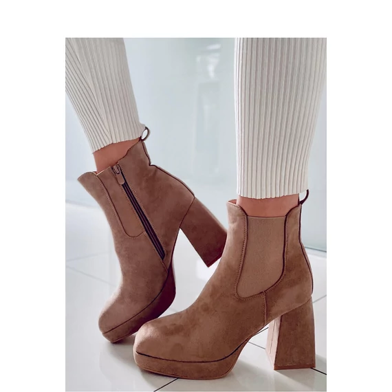 Magassarkú bokacsízma model 171647 Inello