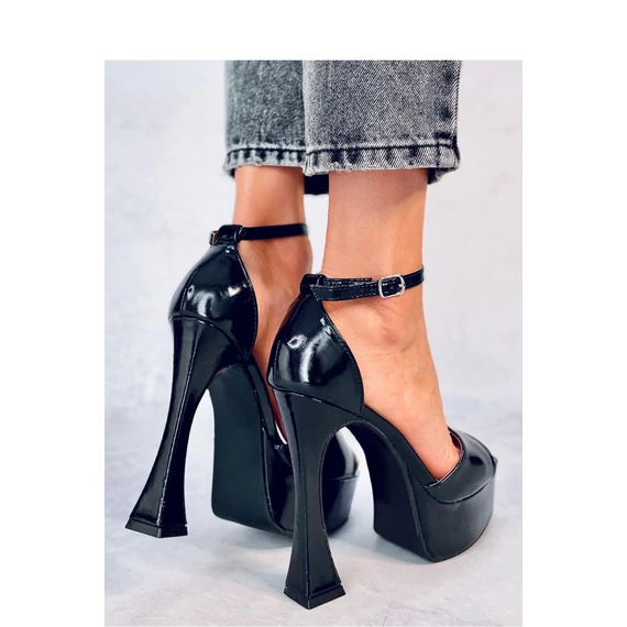 Magassarkú szandál model 180738 Inello