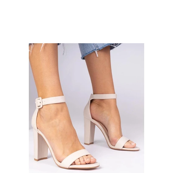 Magassarkú szandál model 211050 PRIMO
