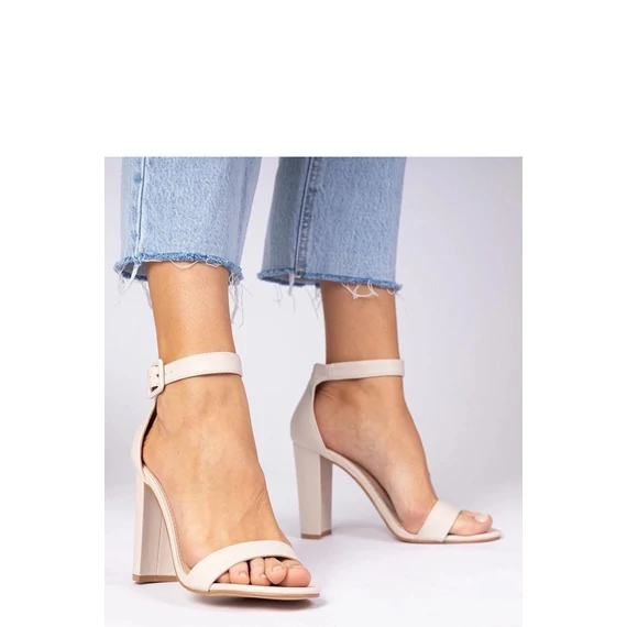Magassarkú szandál model 211050 PRIMO