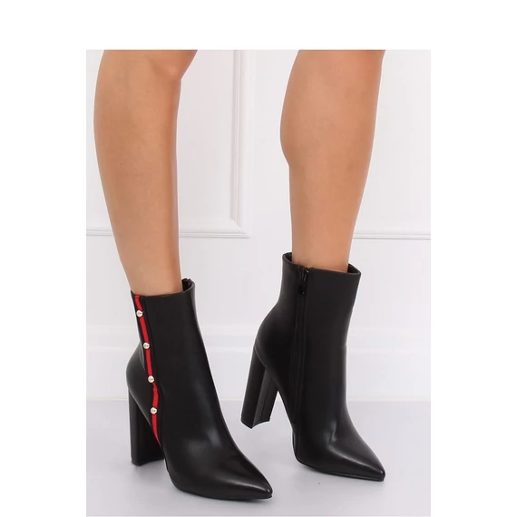 Magassarkú bokacsízma model 134239 Inello