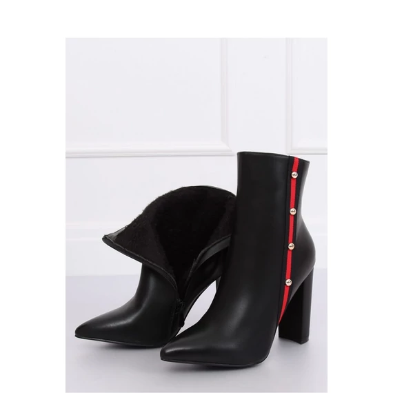 Magassarkú bokacsízma model 134239 Inello