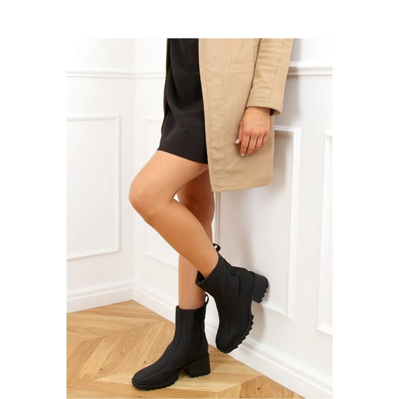 Magassarkú bokacsízma model 157794 Inello